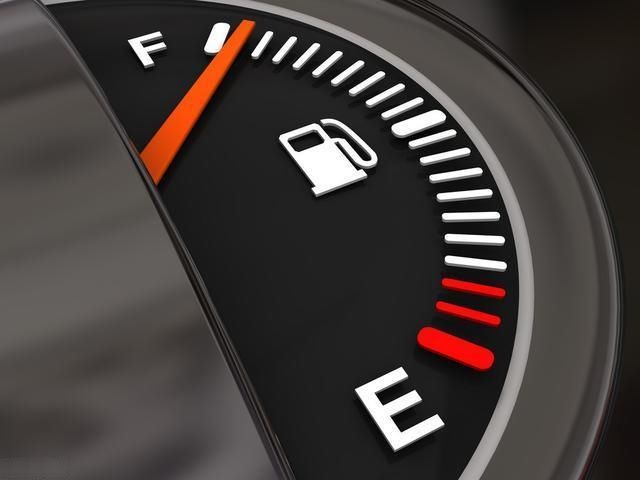 在高速公路上車快沒油了，附近又沒加油站該怎么辦？